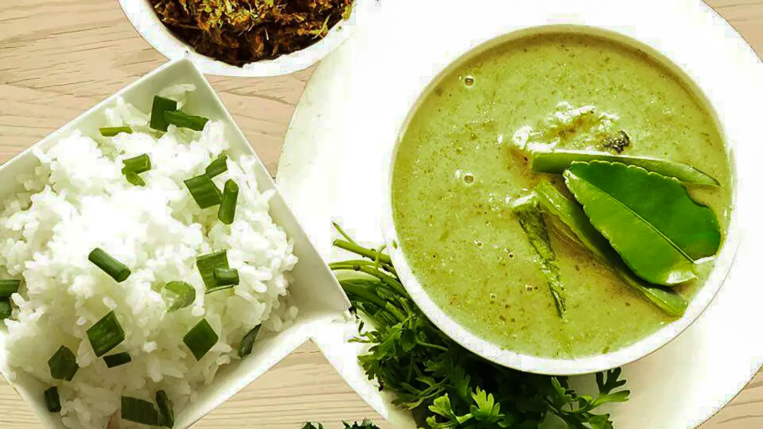 Green Curry (Kaeng Khiao Wan) – Creamy, Spicy, and Aromatic