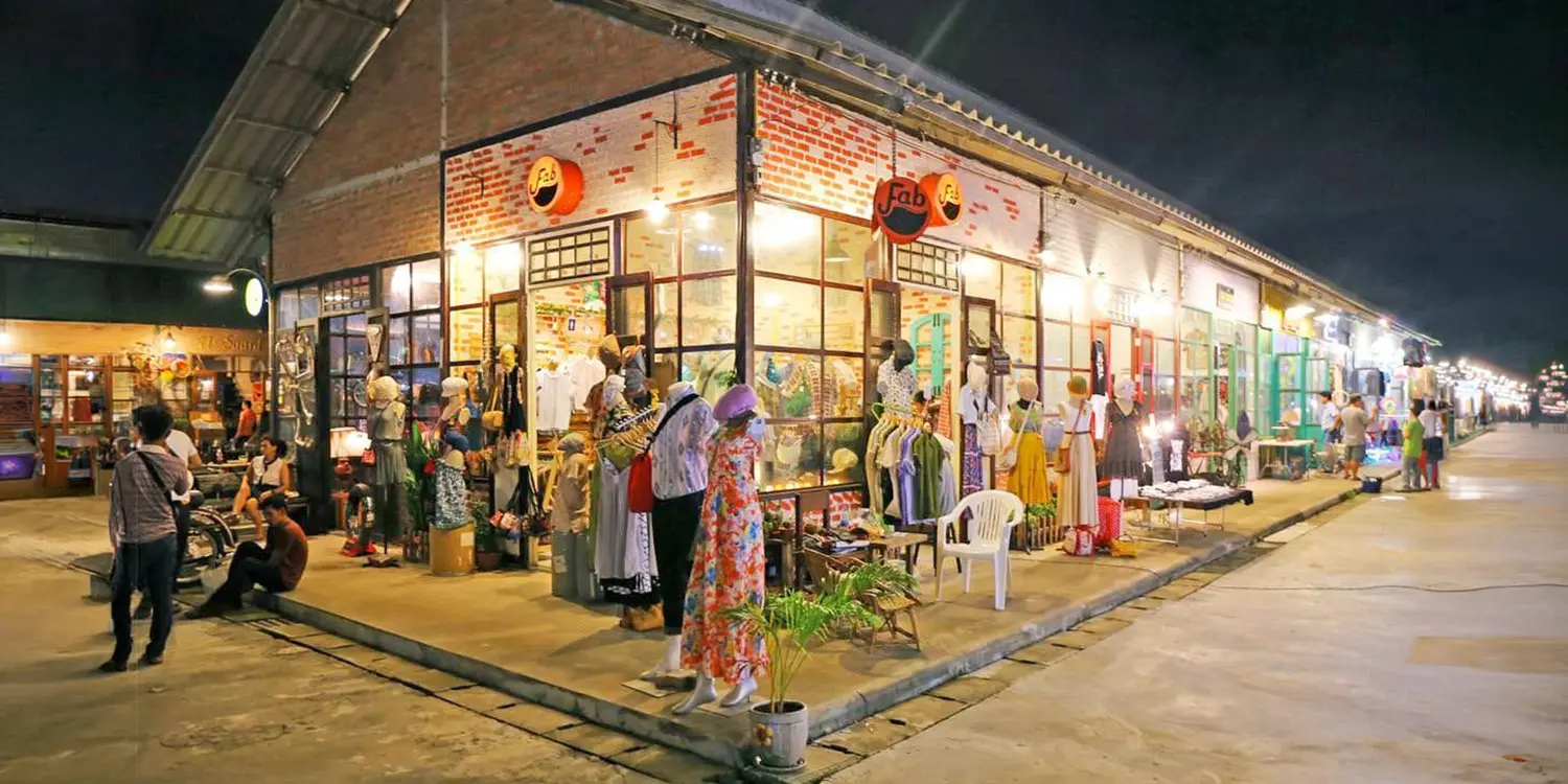 Srinagarindra Train Night Market (Talad Rot Fai)